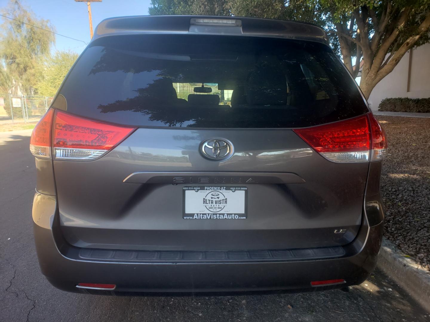 2012 /gray and lite gray Toyota Sienna le (5TDKK3DC2CS) with an 3.5L V6 DOHC 24V engine, 6-Speed Automatic Overdrive transmission, located at 323 E Dunlap Ave., Phoenix, AZ, 85020, (602) 331-9000, 33.567677, -112.069000 - Photo#7